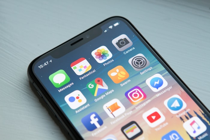 スマートフォンに並ぶアプリアイコン